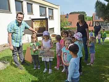 Die Kinder vom Kindergarten St. Bonifatius in Gehülz freuen sich über einen Bienen-Schaukasten. Dazu gab es auch einen Smoker und eine Bilderbeute. Foto: K.- H. Hofmann