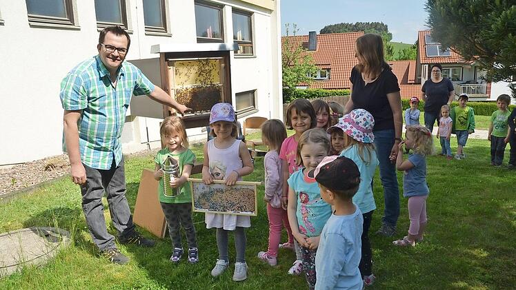 Die Kinder vom Kindergarten St. Bonifatius in Gehülz freuen sich über einen Bienen-Schaukasten. Dazu gab es auch einen Smoker und eine Bilderbeute. Foto: K.- H. Hofmann
