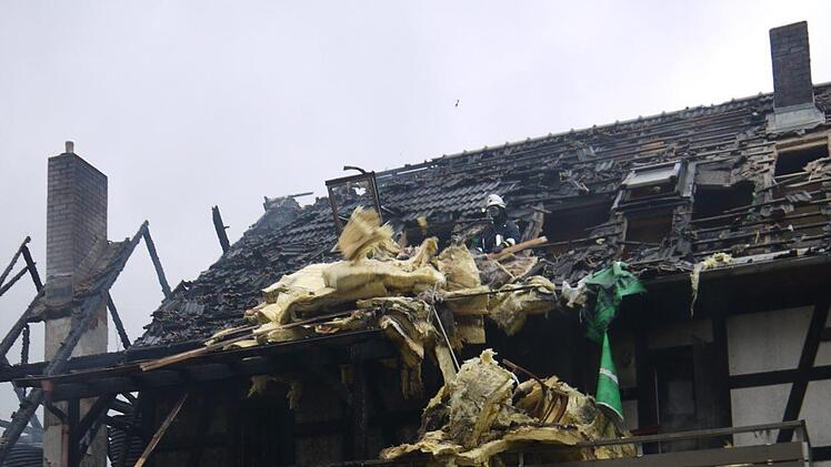 Aufräumarbeiten nach dem Brand in Oettingshausen. Foto: Berthold Köhler