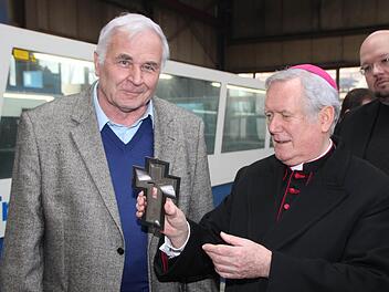 Bischof Friedhelm Hoffmann wird ins Erzählcafé des Juliusspitals kommen (das Bild zeigt ihn beim Besuch in Reichenbach).Thomas Malz/Archiv