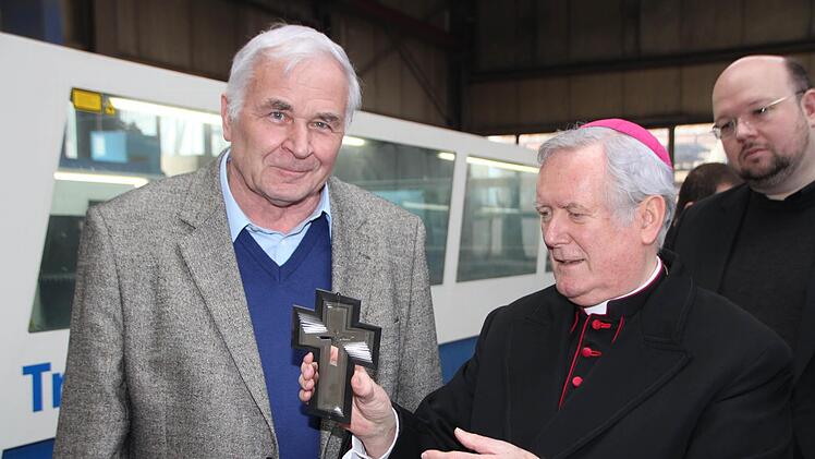 Bischof Friedhelm Hoffmann wird ins Erzählcafé des Juliusspitals kommen (das Bild zeigt ihn beim Besuch in Reichenbach).Thomas Malz/Archiv