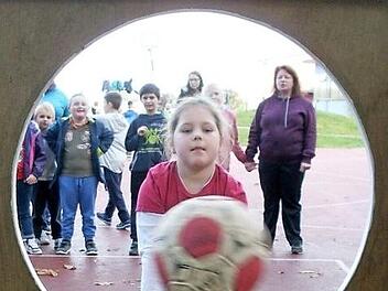 An der Torwand konnte man die Erfolgschancen beim Sportfest in der Franz-von-Prümmer-Schule deutlich steigern, indem man einfach den Ball aus kürzerer Entfernung warf. Foto: privat