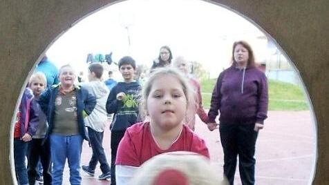 An der Torwand konnte man die Erfolgschancen beim Sportfest in der Franz-von-Prümmer-Schule deutlich steigern, indem man einfach den Ball aus kürzerer Entfernung warf. Foto: privat