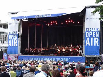 Die Bühne des Klassik-Open-air im Rosengarten wird in diesem Jahr erstmals auch am Sonntag bespielt. Foto: Jochen Berger