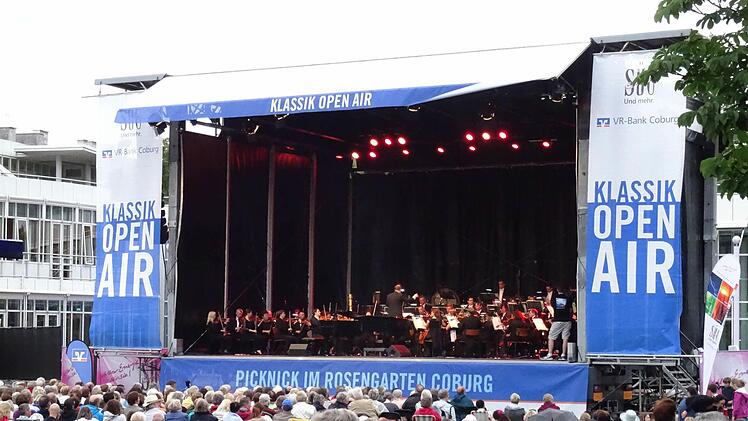 Die Bühne des Klassik-Open-air im Rosengarten wird in diesem Jahr erstmals auch am Sonntag bespielt. Foto: Jochen Berger