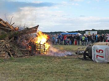 Der Brenner eines Heißluftballons wurde zum Entzünden des Johannisfeuers zweckentfremdet. Foto: Richard Sänger
