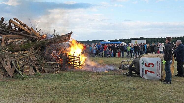 Der Brenner eines Heißluftballons wurde zum Entzünden des Johannisfeuers zweckentfremdet. Foto: Richard Sänger