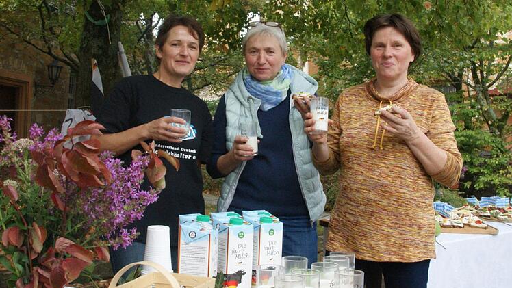 Drei engagierte B&auml;uerinnen aus dem Landkreis beim Kampf um bessere Bedingungen f&uuml;r die Milch (von links): : Lisa Hollfelder, Magdalena Popp und Marianne Schuster