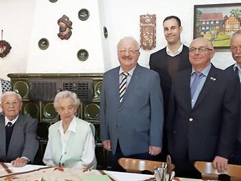 Hilda Hannig (Mitte) mit (von links) Schwiegertochter Carmen, Nichte Hilde Stöcker, Schwager Bernhard Hannig, stellvertretendem Landrat Bernd Steger, Kaplan Andreas Stahl, Hubert Bähr, der den Bürgermeister vertrat, und Sohn Werner Foto: pr