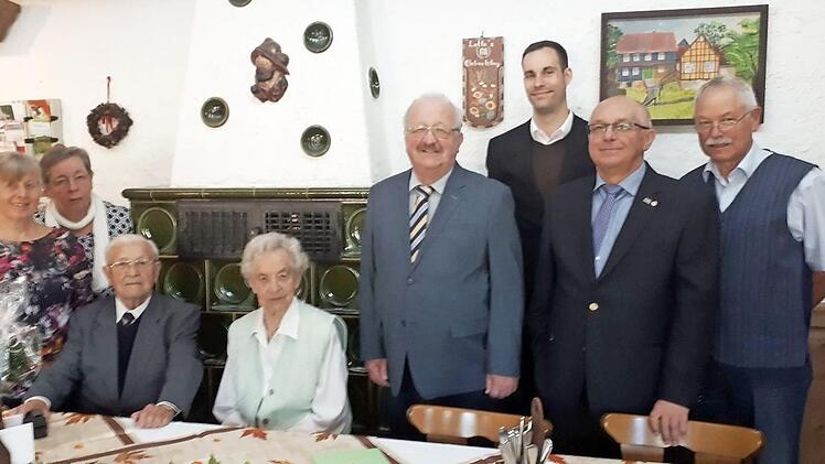 Hilda Hannig (Mitte) mit (von links) Schwiegertochter Carmen, Nichte Hilde Stöcker, Schwager Bernhard Hannig, stellvertretendem Landrat Bernd Steger, Kaplan Andreas Stahl, Hubert Bähr, der den Bürgermeister vertrat, und Sohn Werner Foto: pr
