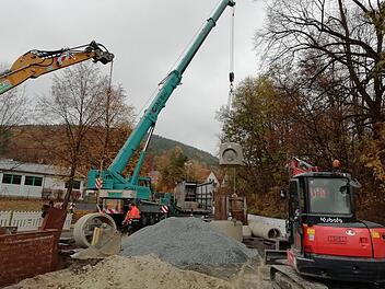 Mit einem Kran wird das große Bauteil eingehoben.Foto: Katrin Geyer