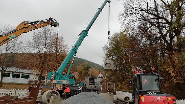 Mit einem Kran wird das große Bauteil eingehoben.Foto: Katrin Geyer