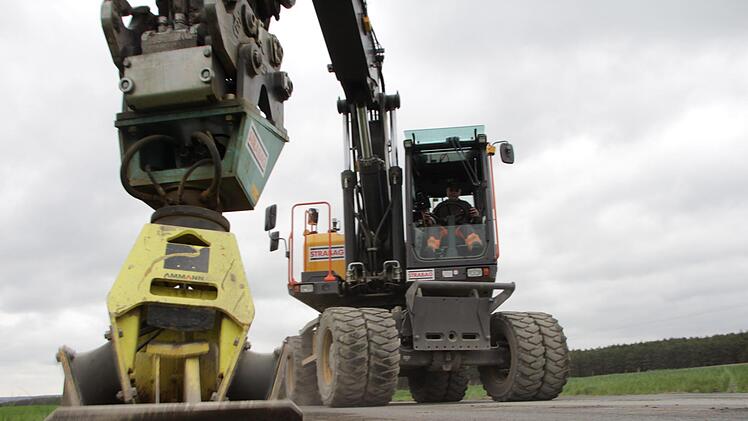 Mit einem an einem Bagger befestigte Rüttelplatte wird derzeit das Bankett der Staatsstraße zwischen Höchstadt und Herzogenaurach  verdichtet. Der Abbruch der alten Fahrbahn hat bisher nur in Teilen begonnen. Am 10. Mai soll auf dem Abschnitt der Strecke die Fahrbahn erneuert und die Sperrung aufgehoben sein. Foto: Christian Bauriedel