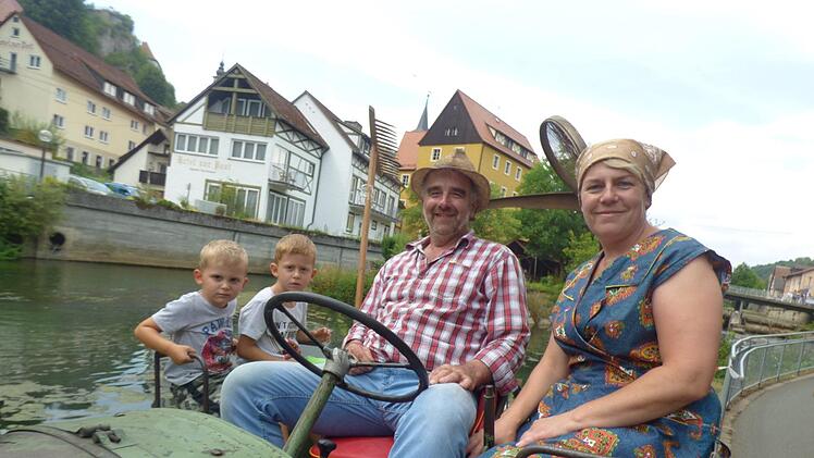 Organisator Reinhard Schrüfer aus Heroldsberg zeigte sich mit  seiner Frau und zwei Kindern auf seinem Oldtimerbulldog, mit dem er das  Schlusslicht der Rundfahrt bildete, mit dem Besuch sehr zufrieden.
