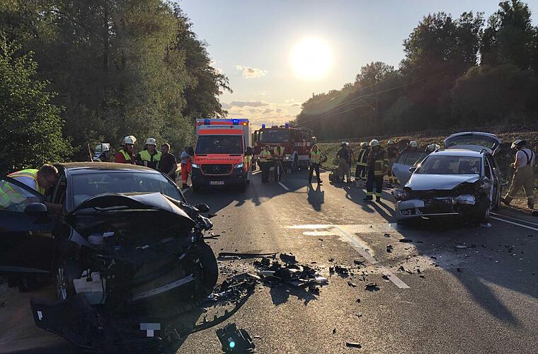 B173 Schwerer Unfall zwischen Lichtenfels und Michelau drei Verletzte, Fahrer eingeklemmt
