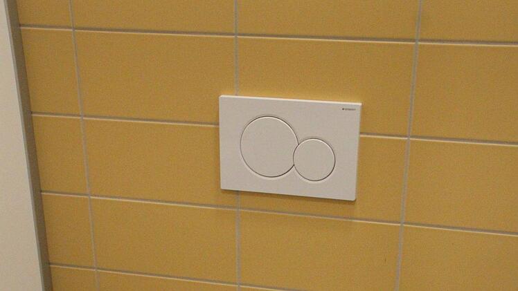 So sauber waren die Schultoiletten wohl noch nie - hier bei den Mädels. Foto: Ulrike Müller