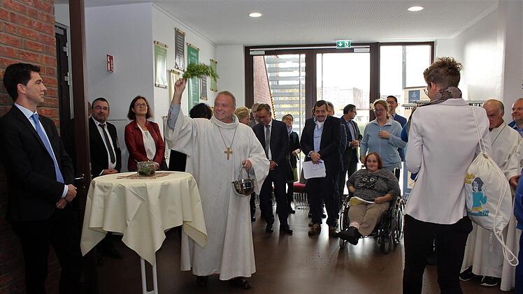 Pastoralreferent Peter Jankowetz segnete die neuen Räume (im Bild das Foyer).    Foto: Evi Seeger