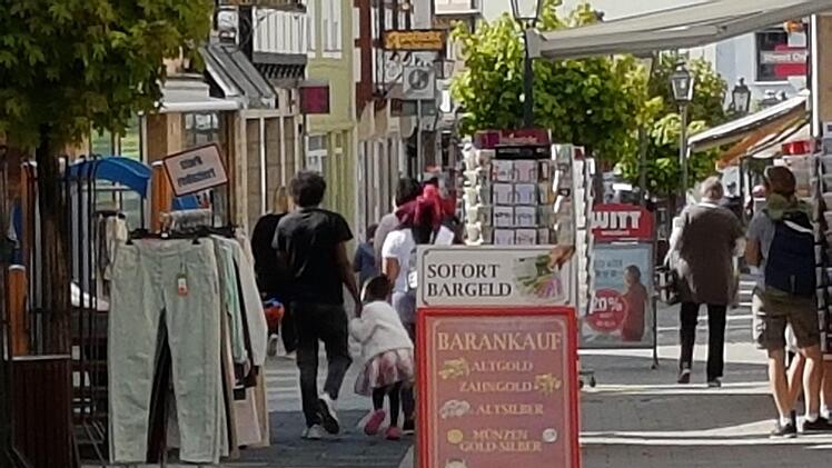 In der Innenstadt sind viele Geschäfte wieder geöffnet.