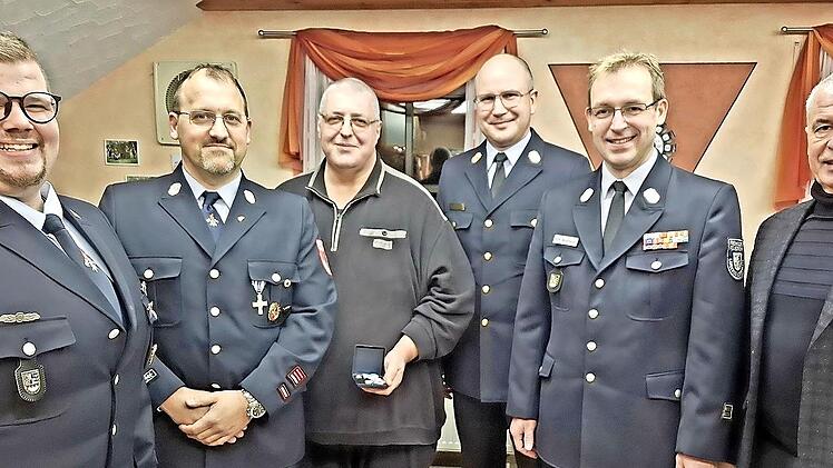 Das Ehrenkreuz in Silber erhielt Alfred Klemenz (3. v. l.). Es gratulieren (v. l.) Vorsitzender Dominik Fuchs, Kommandant Bernd Schmitt, Kreisbrandrat Thilo Kraus, Kreisbrandmeister Tobias Winterbauer und Bürgermeister Gregor Friedlein-Zech.