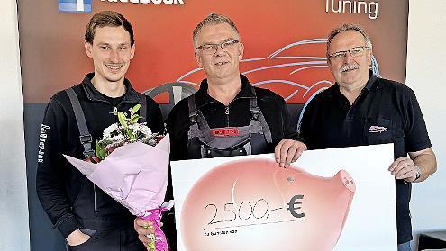 Felix Popp (links) und J&ouml;rg Popp (rechts) gratulieren Gerald Tews (Mitte) zum Betriebsjubil&auml;um.