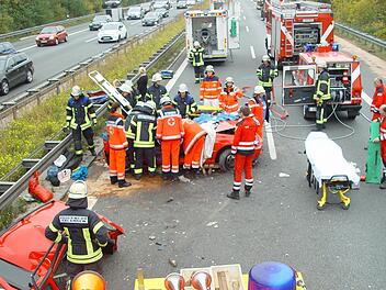 Bei den Unfällen reagiert die Autobahnfeuerwehr schnell und professionell. Fotos: Michael Busch