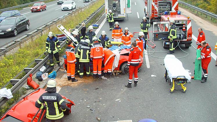 Bei den Unfällen reagiert die Autobahnfeuerwehr schnell und professionell. Fotos: Michael Busch