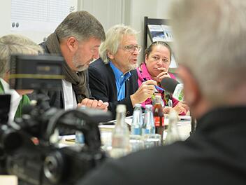 Mehr Geld für Jugend und Soziales: Stadträte der CSU, SPD, BUB und FDP präsentierten ihre ZIele für die Haushaltsberatungen 2014.  Foto: Ronald RInklef