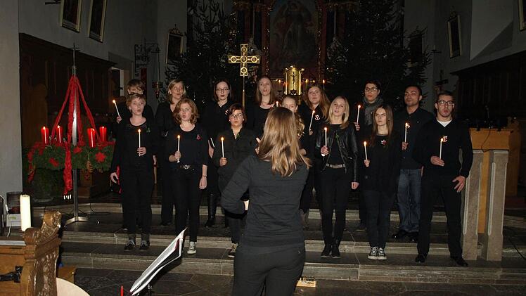 Mit jugendlichem Elan begeisterte der Zeiler Jugendchor unter der Leitung von Anja Jäger. Foto: Ortloff