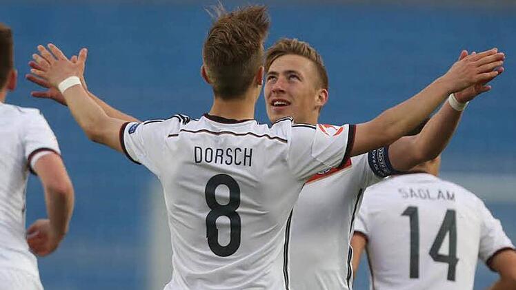 Niklas Dorsch freut sich mit Felix Passlack über dessen Treffer zum 1:0 gegen Belgien. Foto: imago