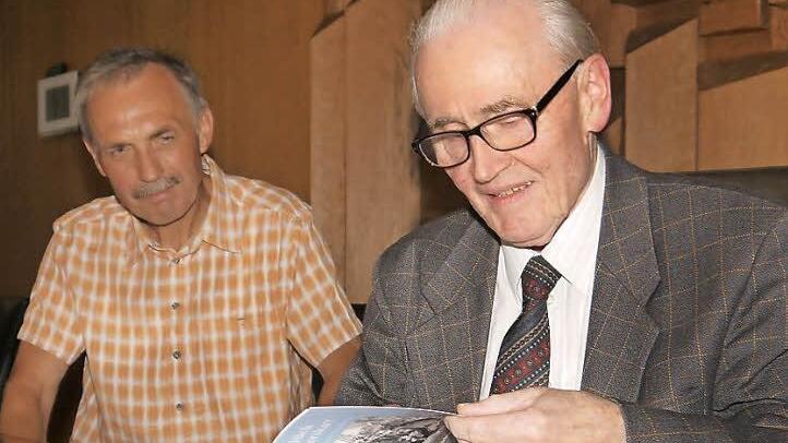 Autogrammstunde mit dem Autor: Neustadts ehemaliger Kulturamtsleiter, Dieter Seyfarth (links), lässt sich ein Buch von Helmut Scheuerich signieren. Foto: Berthold Köhler