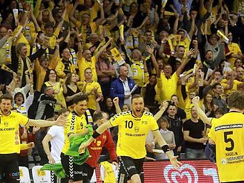 Grenzenloser Jubel nach der Schlusssirene. Der HSC 2000 Coburg beendete mit einem 24:20-Heimsieg in der ausverkauften Arena seinen Derby-Fluch und lehrte dabei Spitzenreiter HC Erlangen das Fürchten.