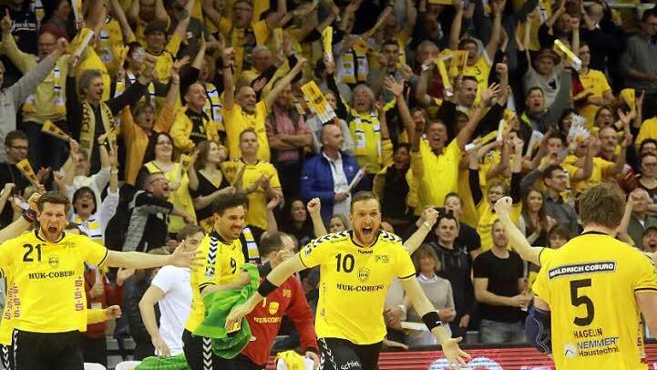 Grenzenloser Jubel nach der Schlusssirene. Der HSC 2000 Coburg beendete mit einem 24:20-Heimsieg in der ausverkauften Arena seinen Derby-Fluch und lehrte dabei Spitzenreiter HC Erlangen das Fürchten.