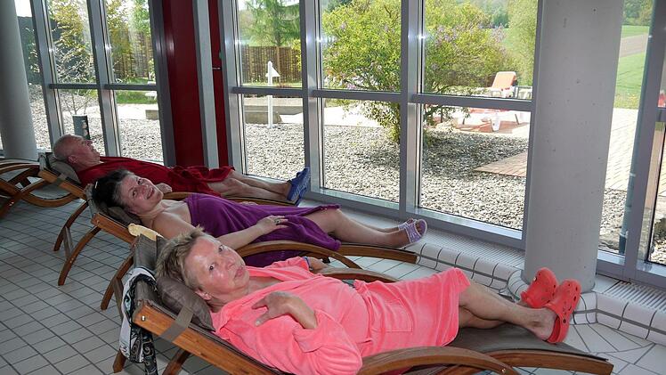 Sie genießen den "Georgsblick" vom Ruheraum aus hinaus in die freie Natur: Roswitha Beierweck, Ines Grünberg und Hermann Beierweck würden dem Saunabereich der "Therme Natur" in Bad Rodach eine glatte Schulnote 1 geben. Foto: Berthold Köhler