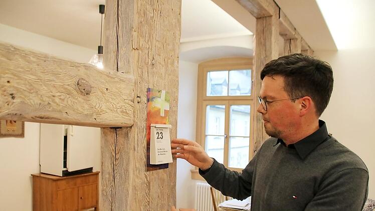 Matthias Guck hängt im früheren Refektorium den Kalender ab, der noch den 23. Juni zeigt, den Tag, an dem die Schwestern Maria Bildhausen verlassen haben.  Foto: Thomas Malz