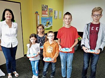 Pia Wich von der Stadtbücherei, Laya Passing, Lisa Hofknecht, Niklas Welsch, Jonas Langhammer und Ben Sonntag (von links) nach der Preisübergabe  Foto: Werner Reißaus