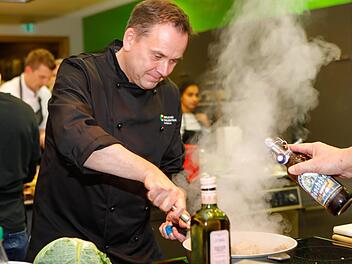 Mit Volldampf startete das Schulleiter-Team in den Wettbewerb. Alexander Battistella widmet sich dem Kalbfleisch-Stew.Matthias Hoch
