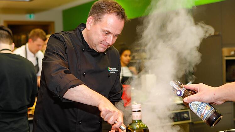 Mit Volldampf startete das Schulleiter-Team in den Wettbewerb. Alexander Battistella widmet sich dem Kalbfleisch-Stew.Matthias Hoch
