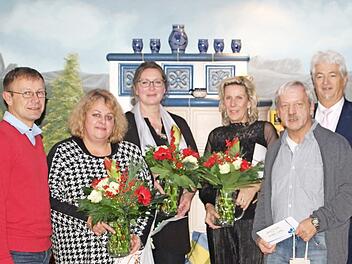 Mehrere Mitarbeiter der Rummelsberger Diakonie wurden im Rahmen der Weihnachtsfeier von Regionalleiter Fritz Glock (rechts) f&uuml;r ihre Treue geehrt. Foto: Sybille Marks