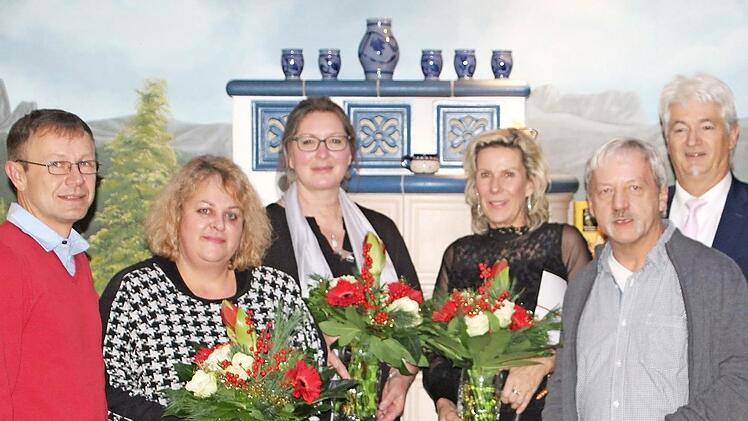 Mehrere Mitarbeiter der Rummelsberger Diakonie wurden im Rahmen der Weihnachtsfeier von Regionalleiter Fritz Glock (rechts) f&uuml;r ihre Treue geehrt. Foto: Sybille Marks