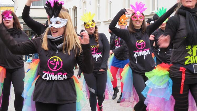 Voller Schwung präsentierte sich die Zumba-Gruppe Ines Rottenbacher mit viel Temperament.