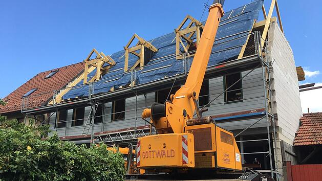 Eigentlich h&auml;tten die vier Fenster links bis zum Boden gehen sollen, gebaut wurde nun aber anders. Foto: Ralf Ruppert