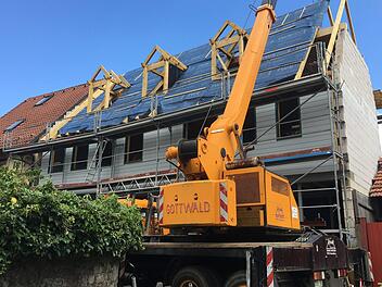 Eigentlich hätten die vier Fenster links bis zum Boden gehen sollen, gebaut wurde nun aber anders. Foto: Ralf Ruppert