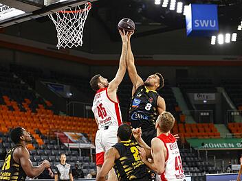 Elias Harris (rechts) im Ludwigsburger Trikot beim Sprungball gegen David Kravish, seinen Nachfolger auf der Centerposition bei Brose Bamberg Foto: Daniel Löb