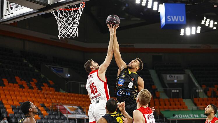 Elias Harris (rechts) im Ludwigsburger Trikot beim Sprungball gegen David Kravish, seinen Nachfolger auf der Centerposition bei Brose Bamberg Foto: Daniel Löb