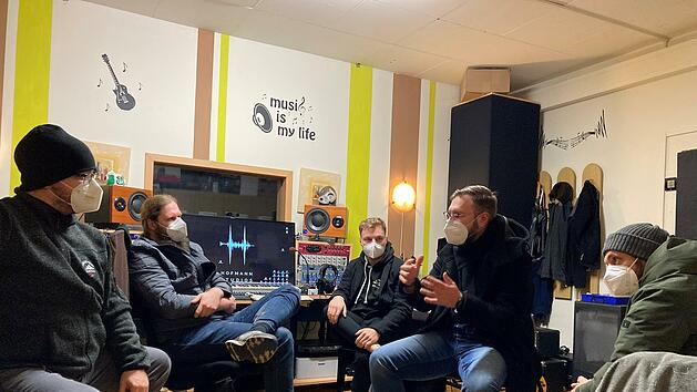 Suchen gemeinsam nach einer Lösung: Der Musiker Alexander Bantzhaff, der Vorsitzende von Cross Art, André Hofmann, E-Musiker und Eventmanager Martin Michel, die Musiker Matthias Schmidt (Pro Coburg) und Erik Dietzel.