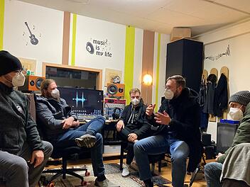 Suchen gemeinsam nach einer Lösung: Der Musiker Alexander Bantzhaff, der Vorsitzende von Cross Art, André Hofmann, E-Musiker und Eventmanager Martin Michel, die Musiker Matthias Schmidt (Pro Coburg) und Erik Dietzel.