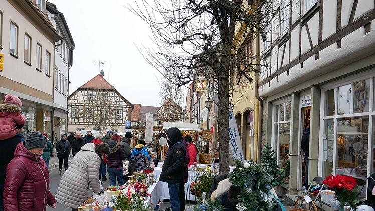 Der Flohmarkt des Tierheims hatte ebenso geöffnet. Foto: Heike Beudert