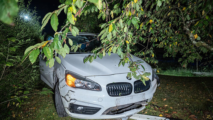 Unfall in Heiligenstadt-Neumühle: Auto schlittert an Mauer entlang und landet in Garten