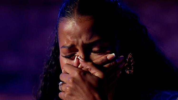 Brenda kann nicht fassen, was sie sieht.