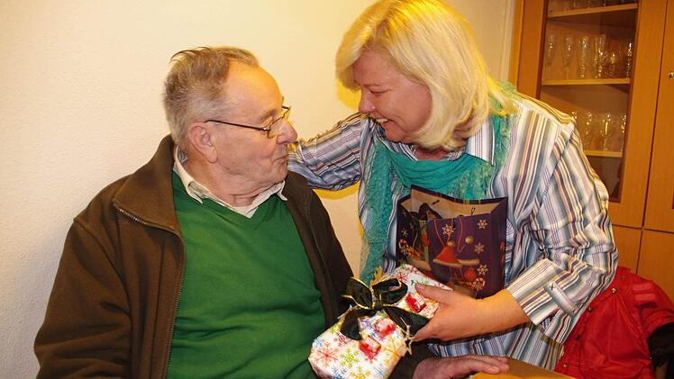 Auch für Heimbewohner Hans Weber (links) hatte Monika Schuster (rechts) ein Päckchen und ein "Herren-Los" dabei.